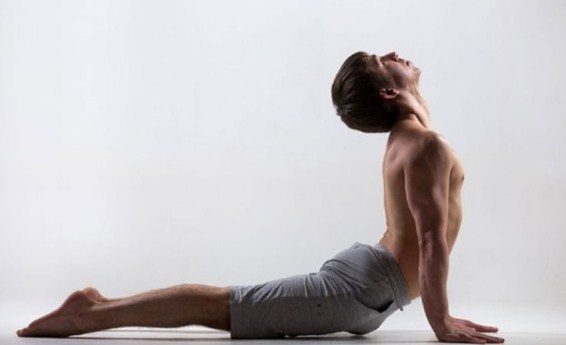 Bài tập Yoga tư thế rắn hổ mang giúp tăng cường sinh lý nam.