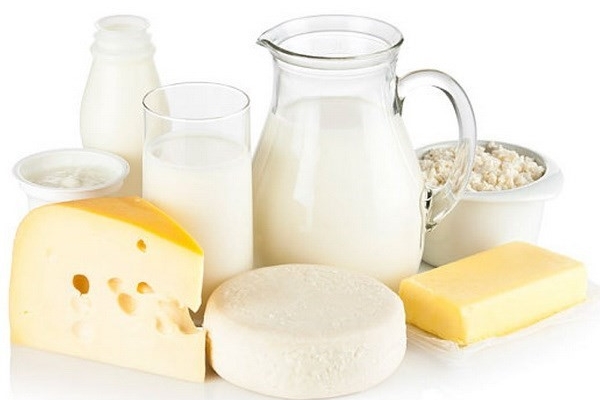 Bệnh loãng xương nên ăn gì? Nên ưu tiên sữa và các chế phẩm từ sữa mỗi ngày.