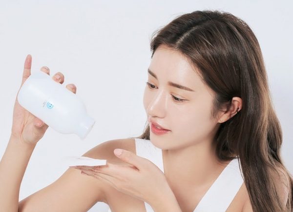 Sử dụng toner trị mụn là cách trị mụn da mặt tại nhà tối ưu nhất.