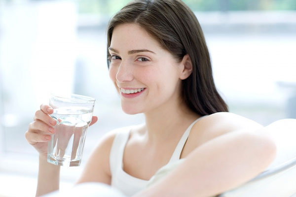 Uống nước gì để hạ huyết áp nhanh? Uống ngay nước lọc bạn nhé.