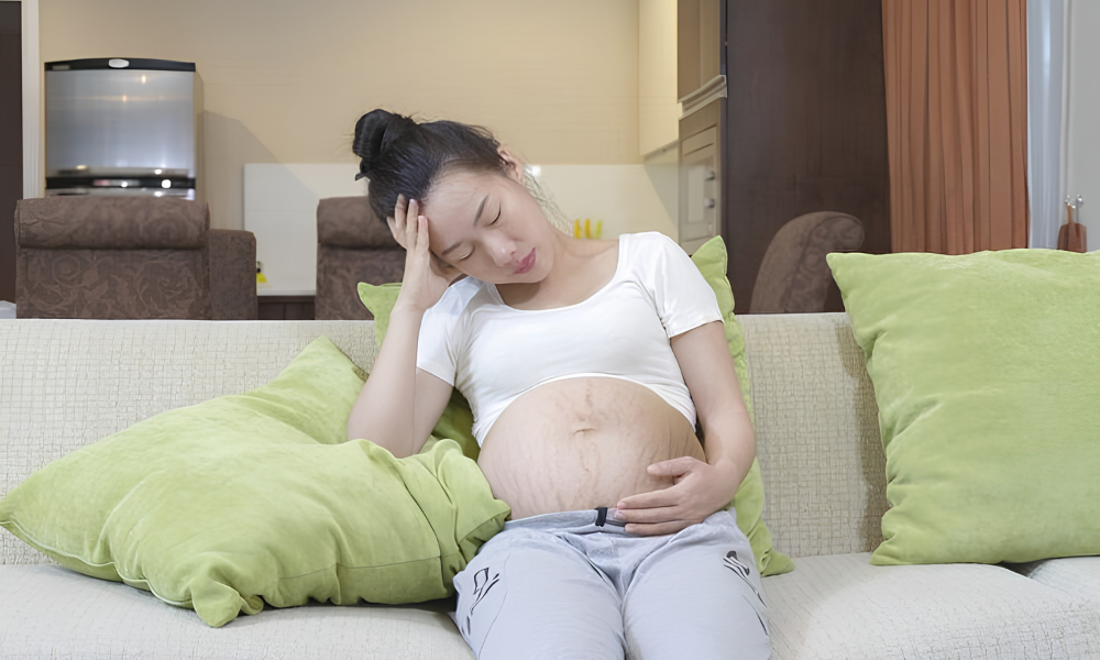 Mẹ bầu bị trĩ thường cảm thấy ngứa, đau rát hoặc cộm ở vùng hậu môn, đặc biệt sau khi đi vệ sinh hoặc ngồi lâu.