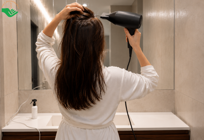 Để máy sấy quá sát tóc