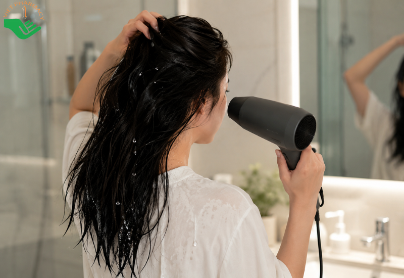 Sấy tóc khi tóc còn nhỏ nước