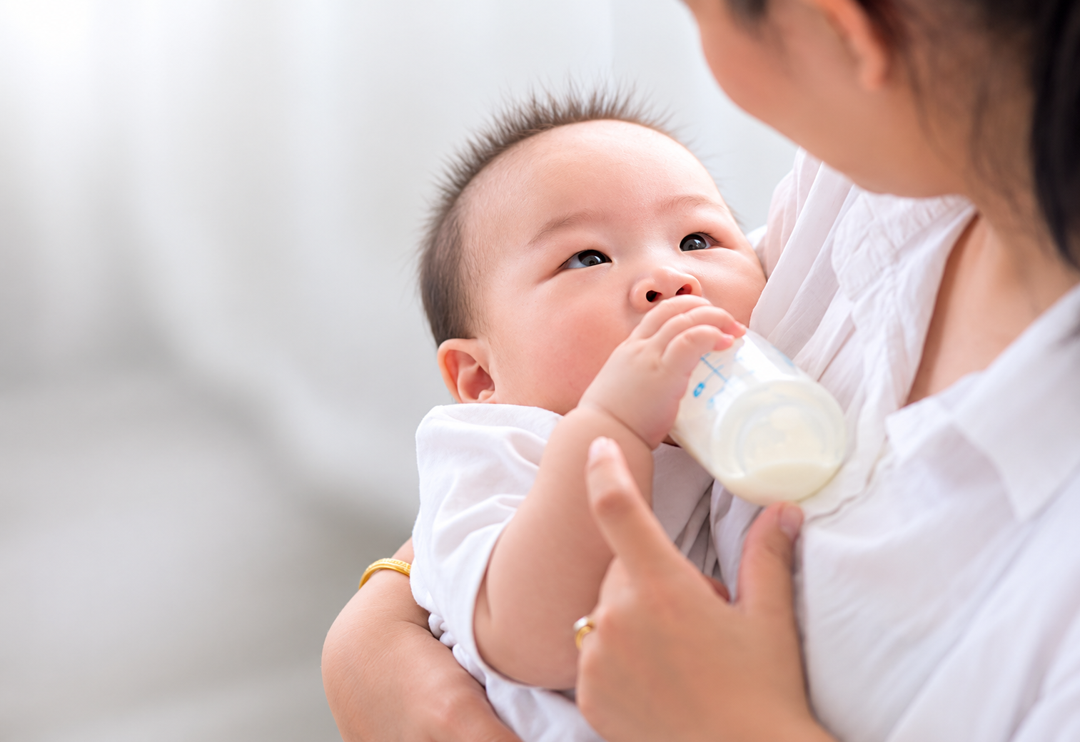 Đối với trẻ sơ sinh và trẻ nhỏ đang bú sữa
