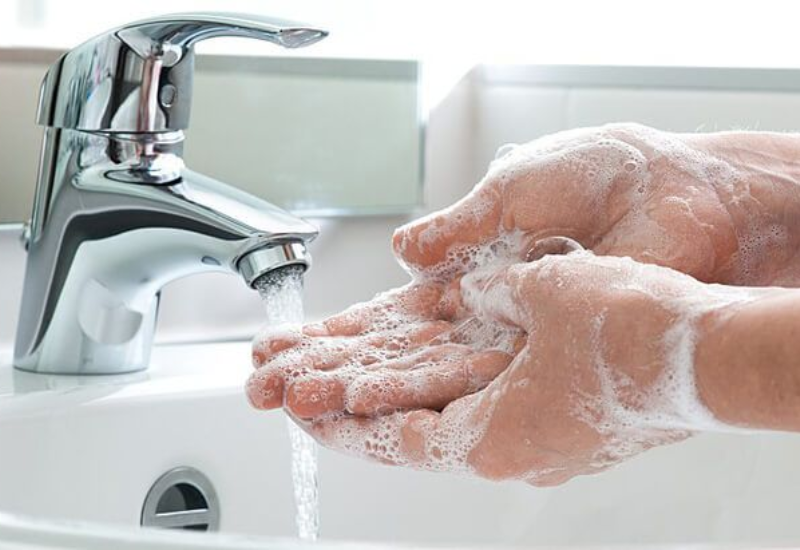 Rửa tay sạch sẽ bằng xà phòng thường xuyên