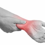 Những điều bạn cần biết: Nguyên nhân khiến người bệnh đau khớp cổ tay