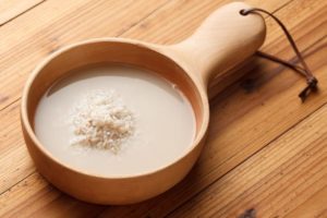 5 cách làm trắng da mặt bằng nước gạo được ưa chuộng
