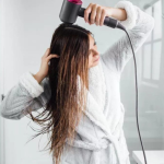 Sấy tóc đúng cách – Bí quyết giúp tóc nhanh khô mà vẫn mềm mượt