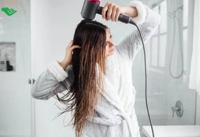 Sấy tóc đúng cách – Bí quyết giúp tóc nhanh khô mà vẫn mềm mượt